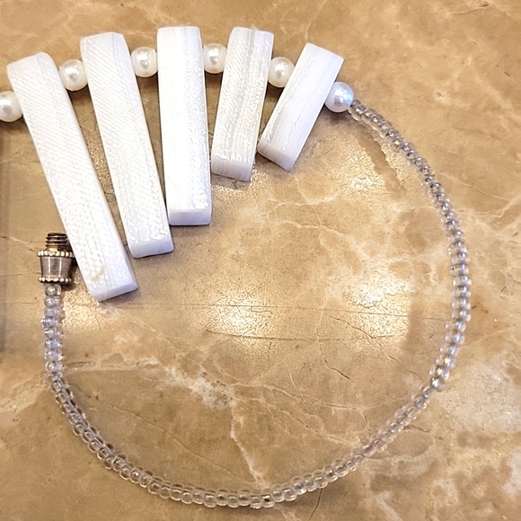 GORGEOUS Statement-making White-Stoned CONTEMPORARY Necklace - Picture 8 of 9